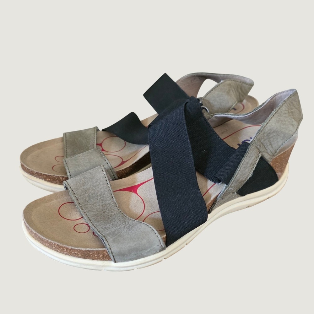 Bionica Womens Wedge Sandals Size 8.5 Green Black Elastic Straps Leather Beach